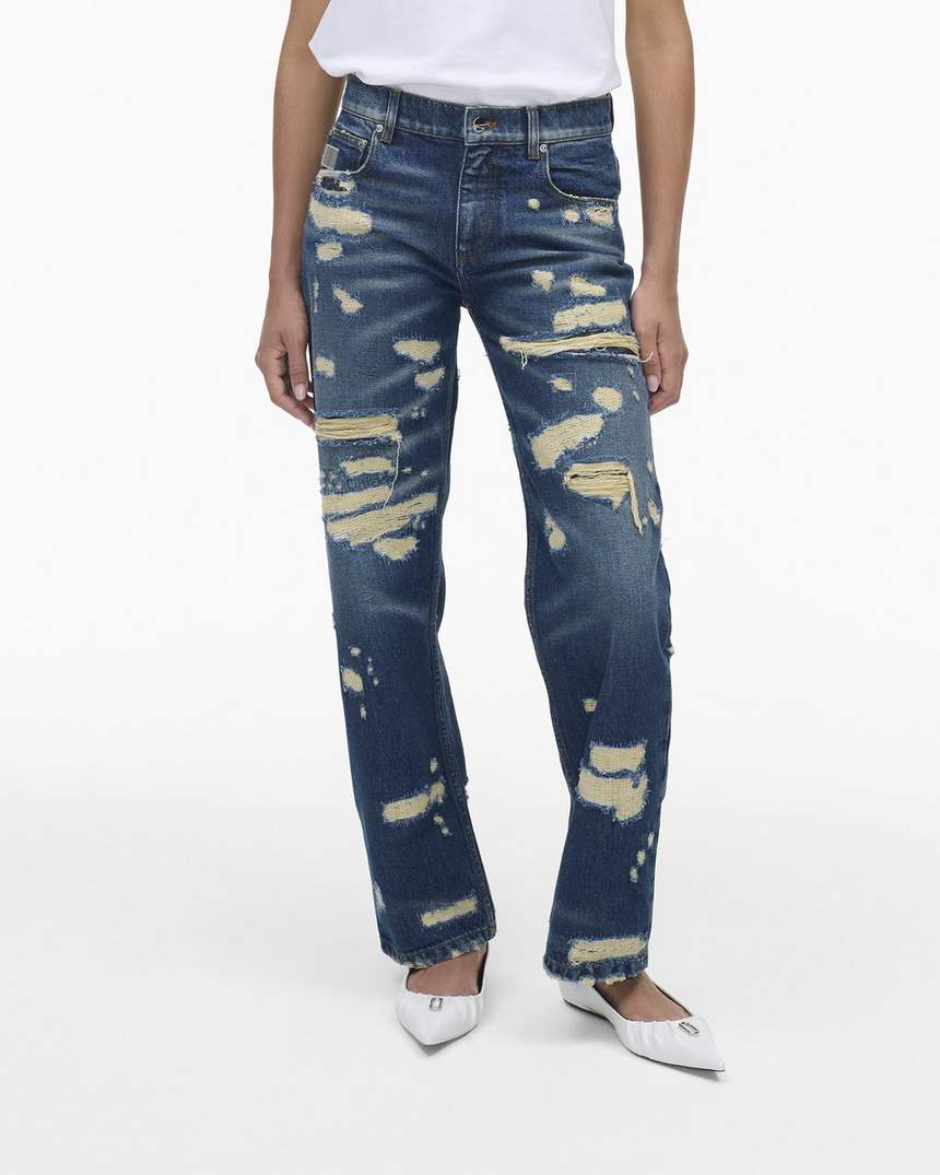 calça jeans reta com rasgos e remendos