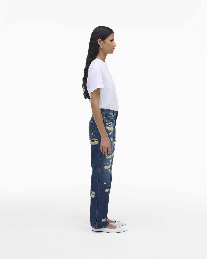 calça jeans reta com rasgos e remendos
