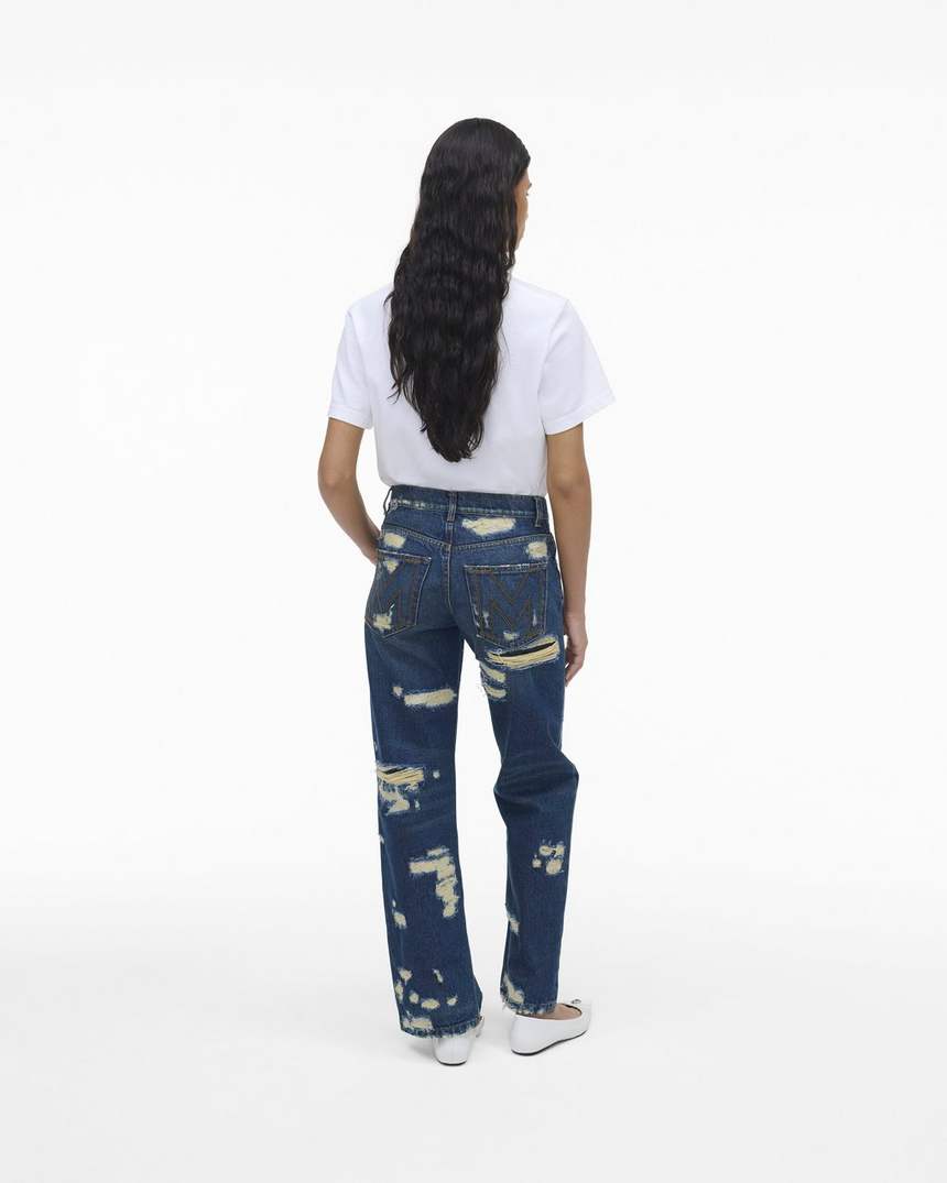 calça jeans reta com rasgos e remendos