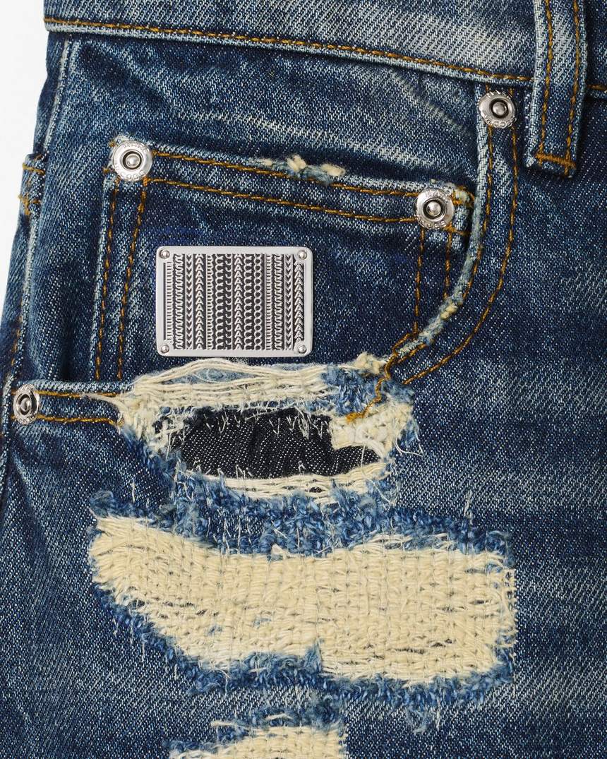 calça jeans reta com rasgos e remendos