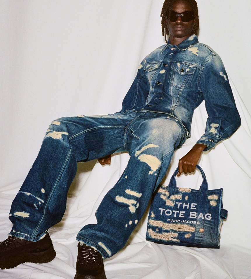 calça jeans reta com rasgos e remendos