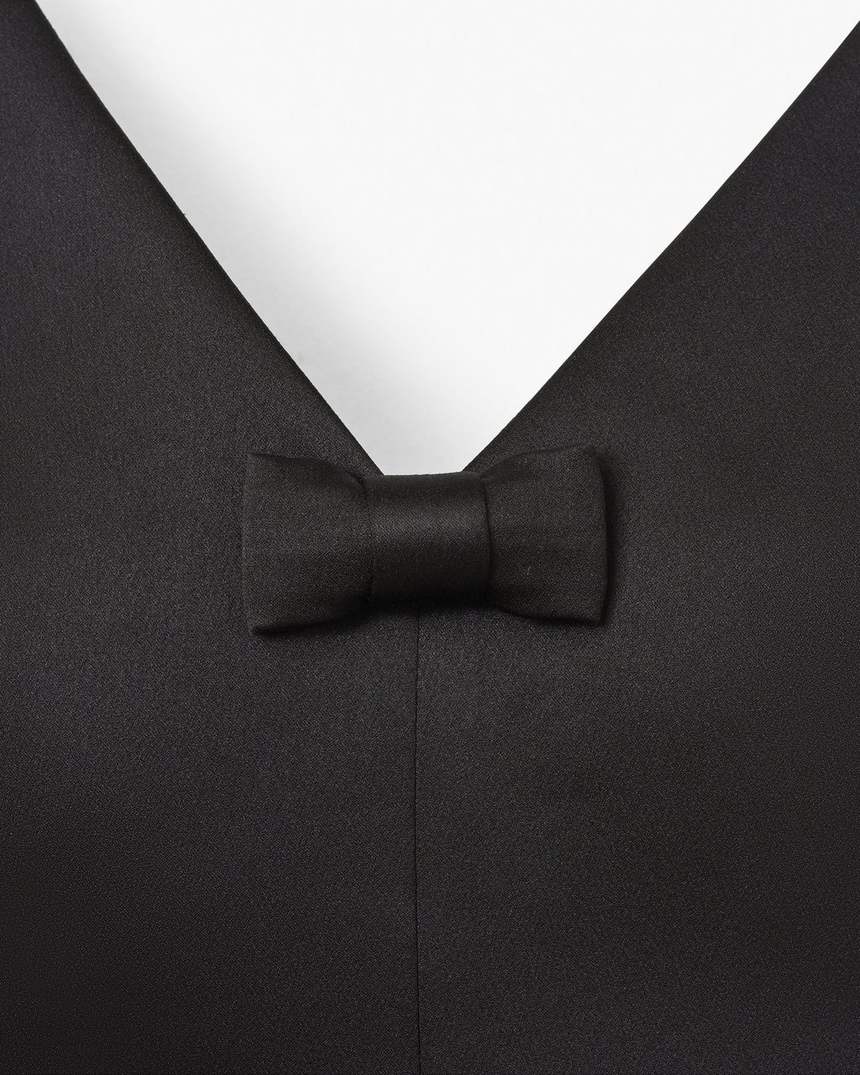 o vestido com laço de cetim