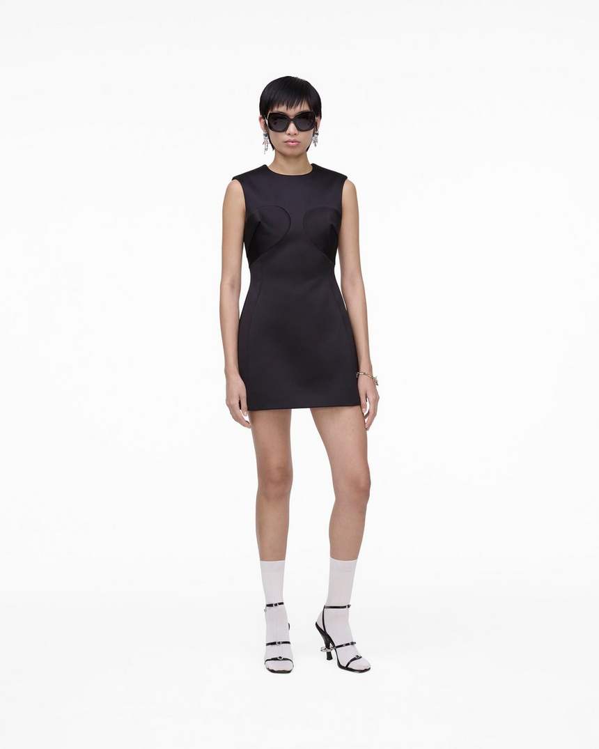 vestido de cetim com costuras