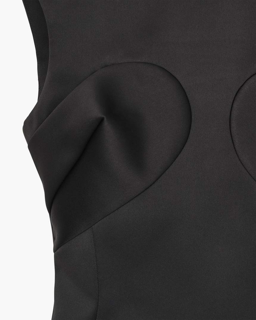 vestido de cetim com costuras