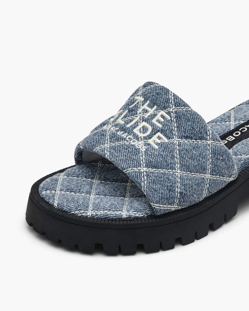 o chinelo de denim acolchoado com sola tratorada