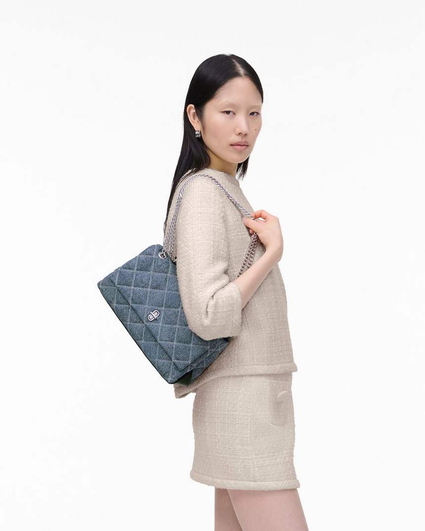 bolsa de ombro dupla em jeans acolchoado com corrente