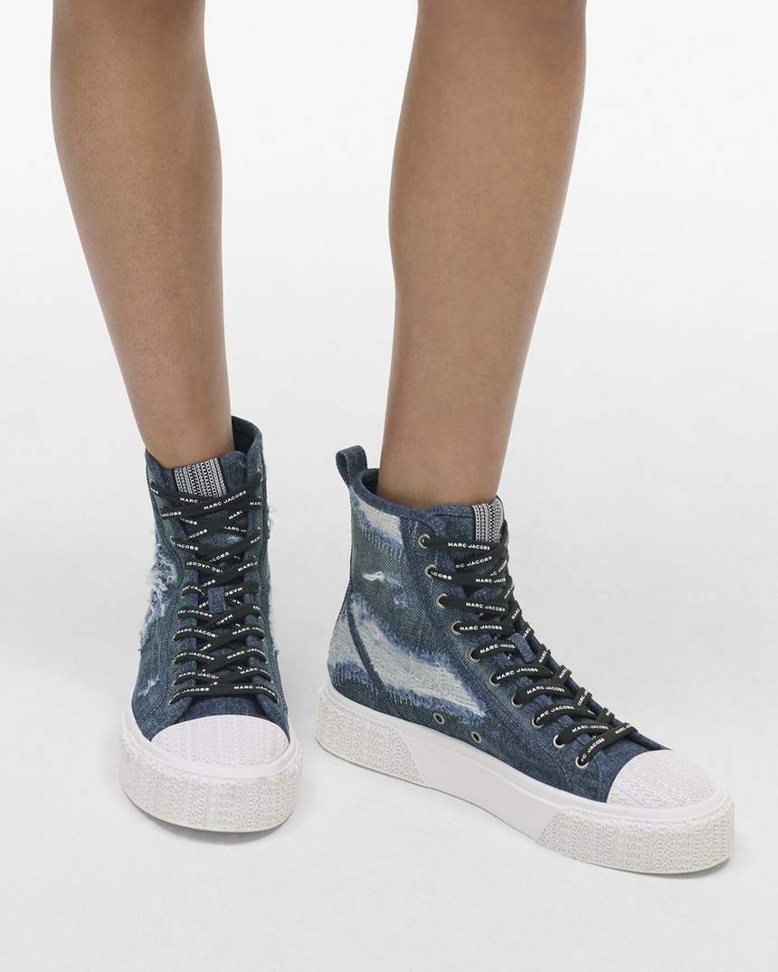 tênis de cano alto em jeans remendado