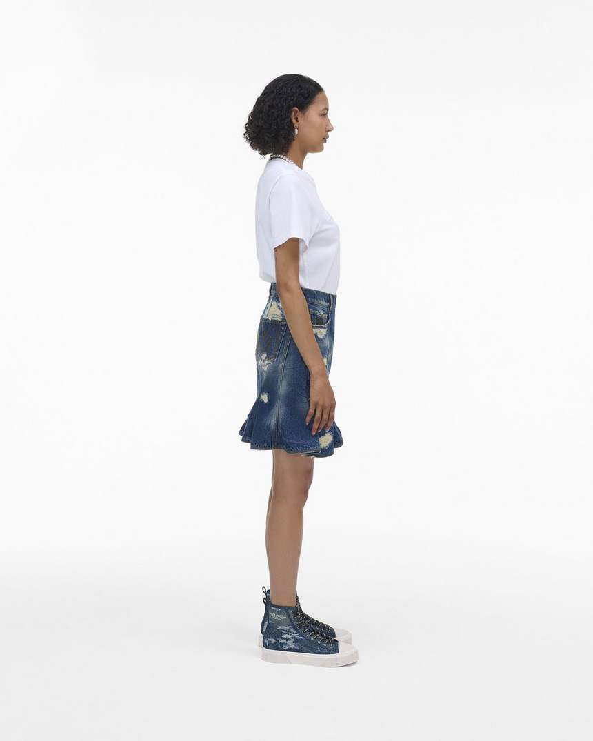 tênis de cano alto em jeans remendado