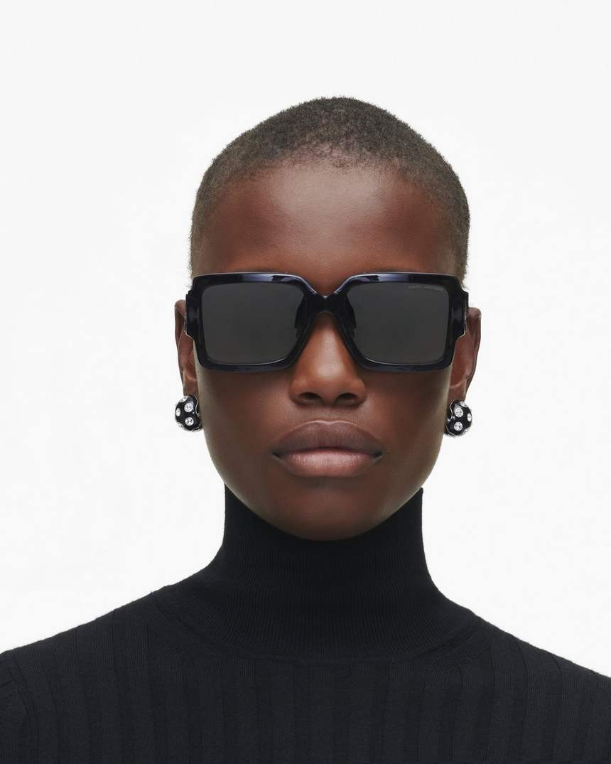 óculos de sol quadrados com logo ousado da marc jacobs