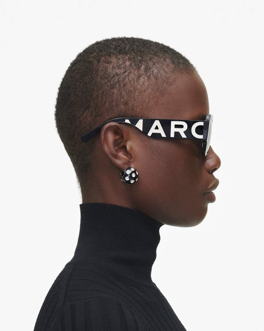 óculos de sol quadrados com logo ousado da marc jacobs