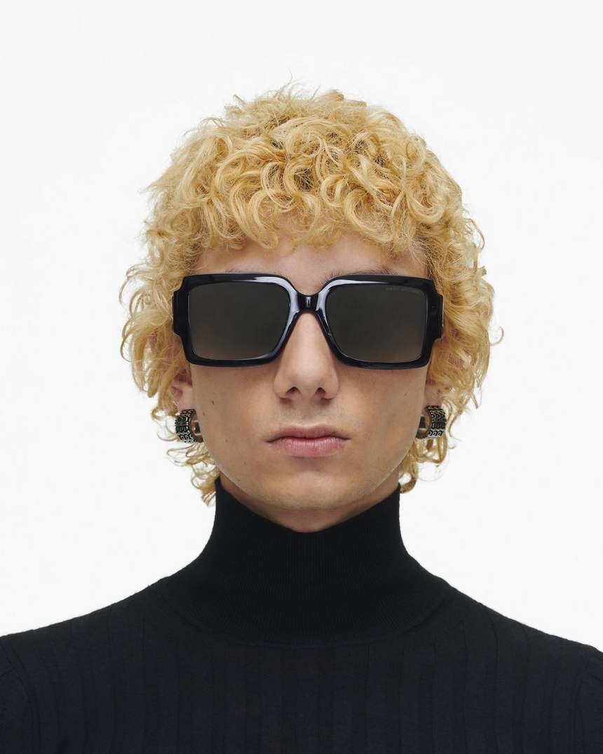 óculos de sol quadrados com logo ousado da marc jacobs