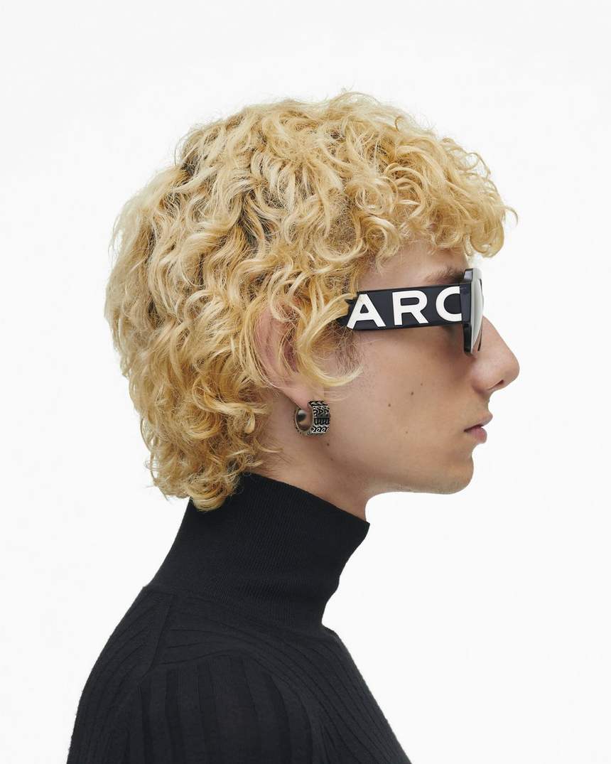 óculos de sol quadrados com logo ousado da marc jacobs