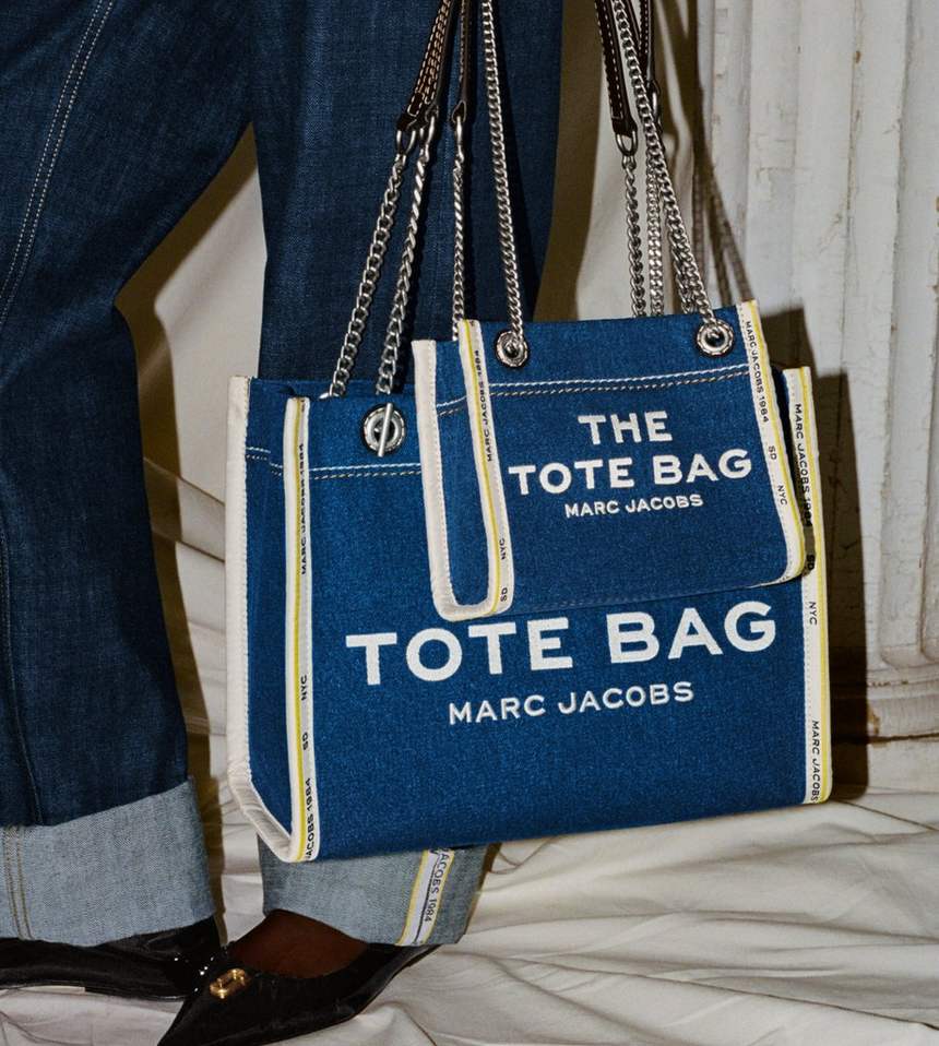bolsa tote média com corrente em jeans