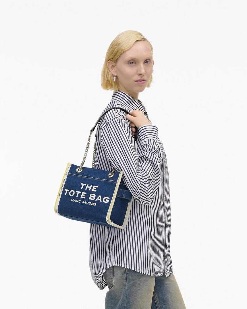 bolsa tote pequena com corrente em jeans
