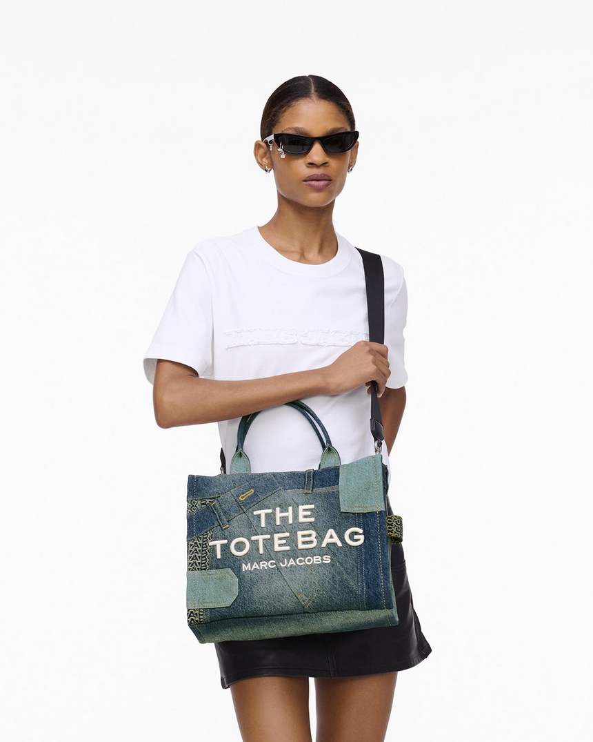 bolsa tote média em jeans desconstruído