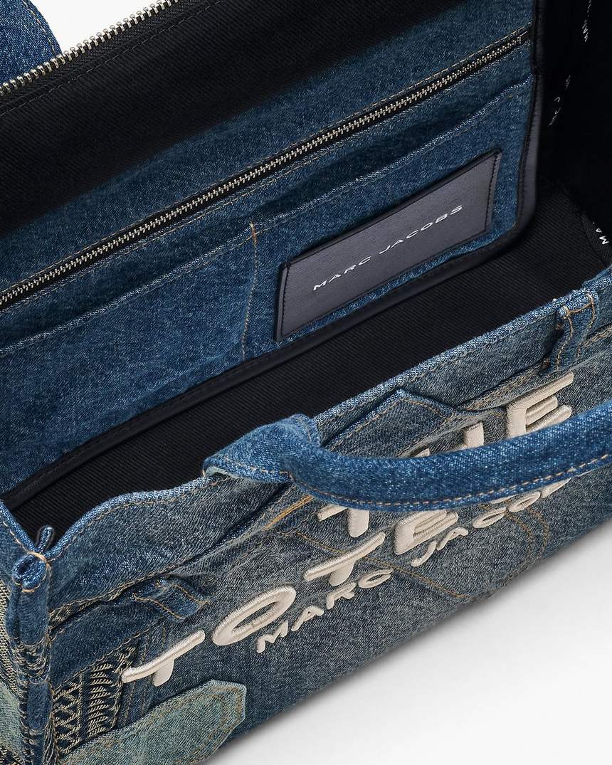 bolsa tote média em jeans desconstruído