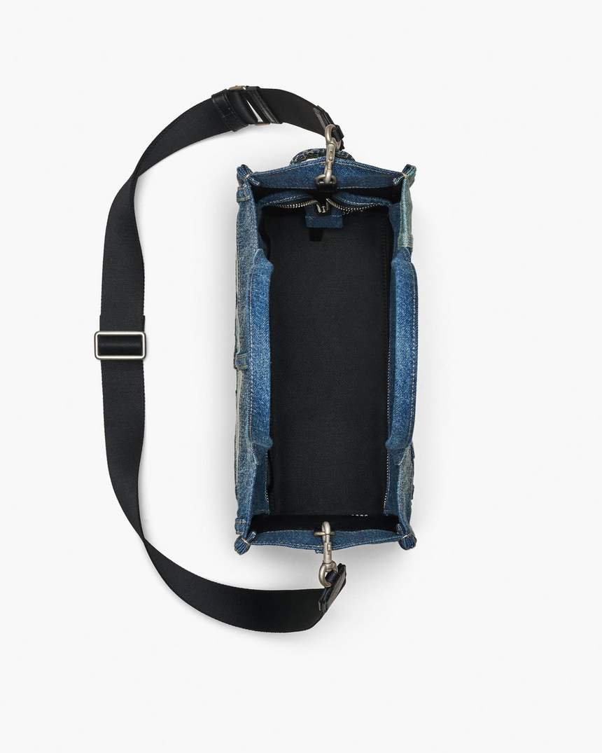 bolsa tote média em jeans desconstruído