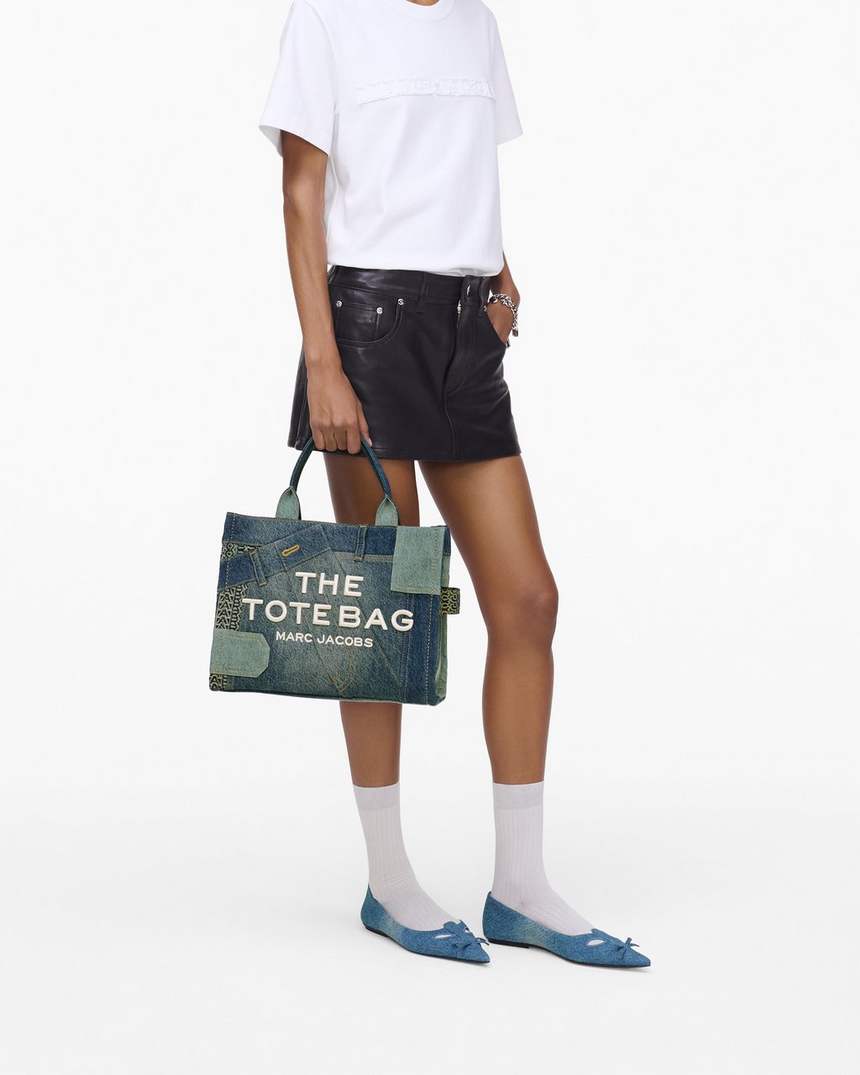 bolsa tote média em jeans desconstruído